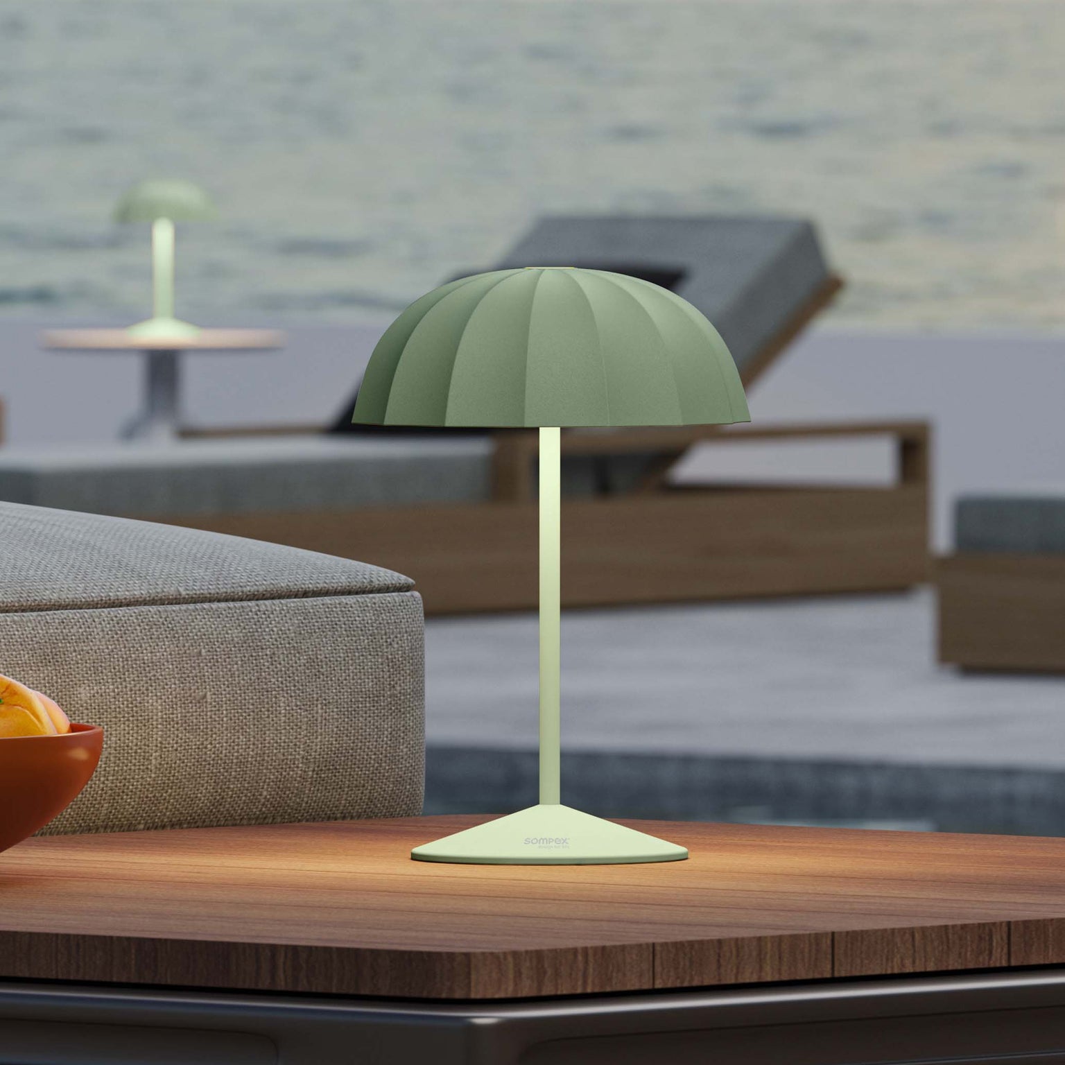 Sompex Ombrellino Oplaadbare Buitenlamp│Oliv│art. 78355│op buitentafel aan strand met licht aan