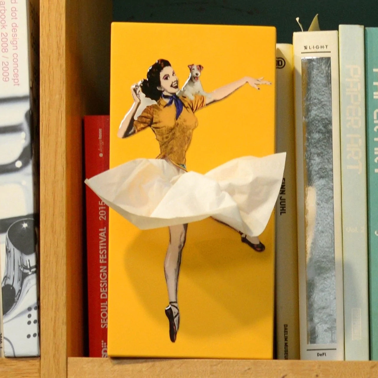 Spextrum Tissue Up Girl Tissuebox│Orange - Yellow│Retro Pin-Up│Zakdoekhouder│foto boekenkast