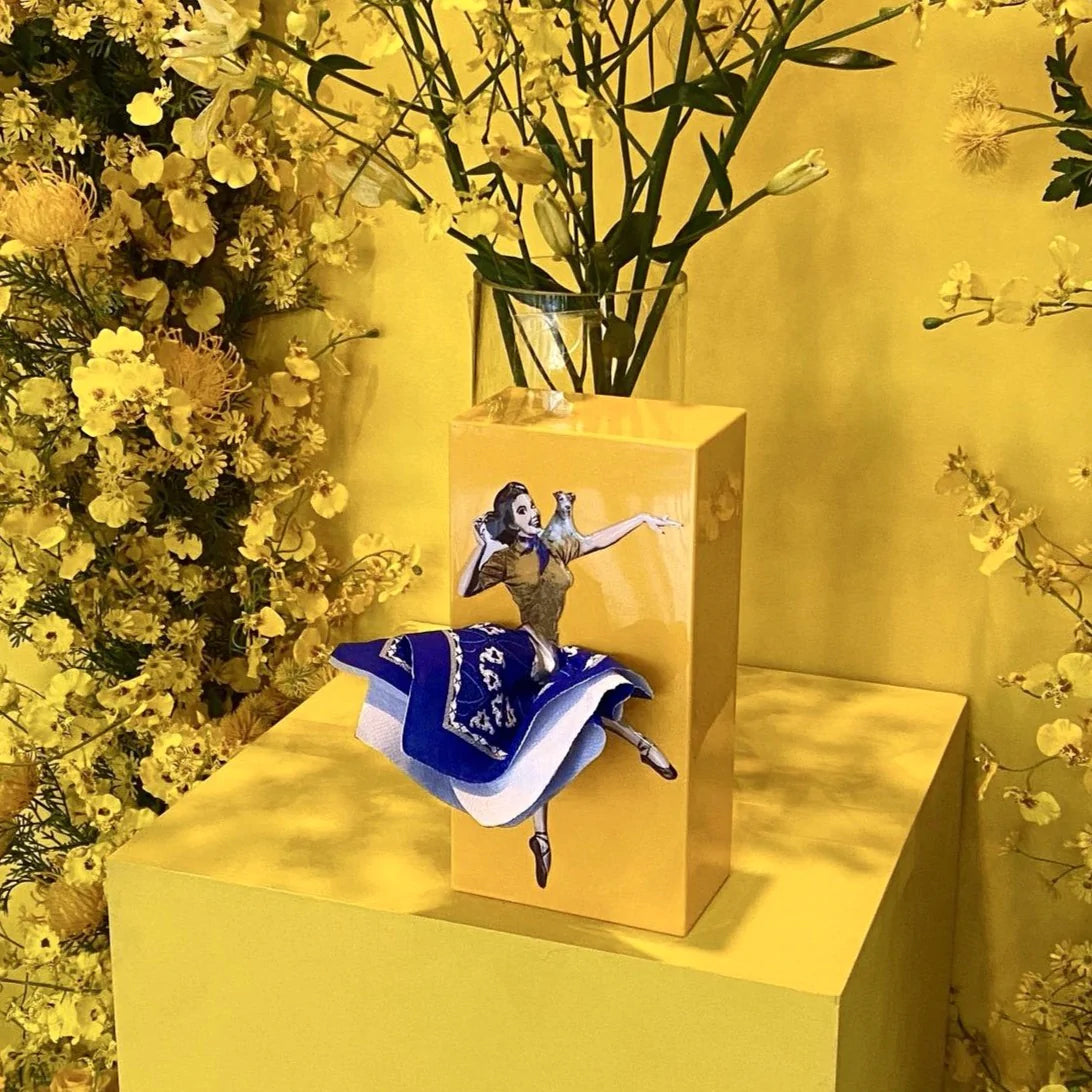 Spextrum Tissue Up Girl Tissuebox│Orange - Yellow│Retro Pin-Up│Zakdoekhouder│foto gele bloemen