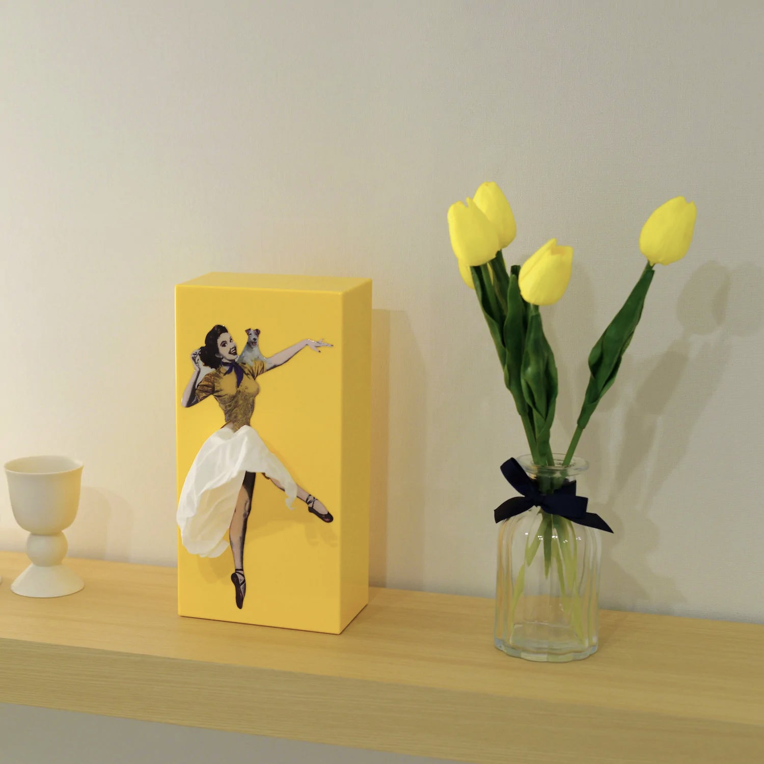 Spextrum Tissue Up Girl Tissuebox│Orange - Yellow│Retro Pin-Up│Zakdoekhouder│Foto met gele tulpen