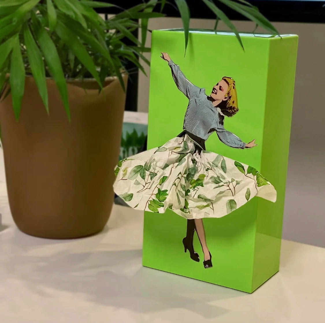 Tissue Up Girl Tissuebox│Groen│Retro Pin-Up zakdoekhouder│foto naast plant