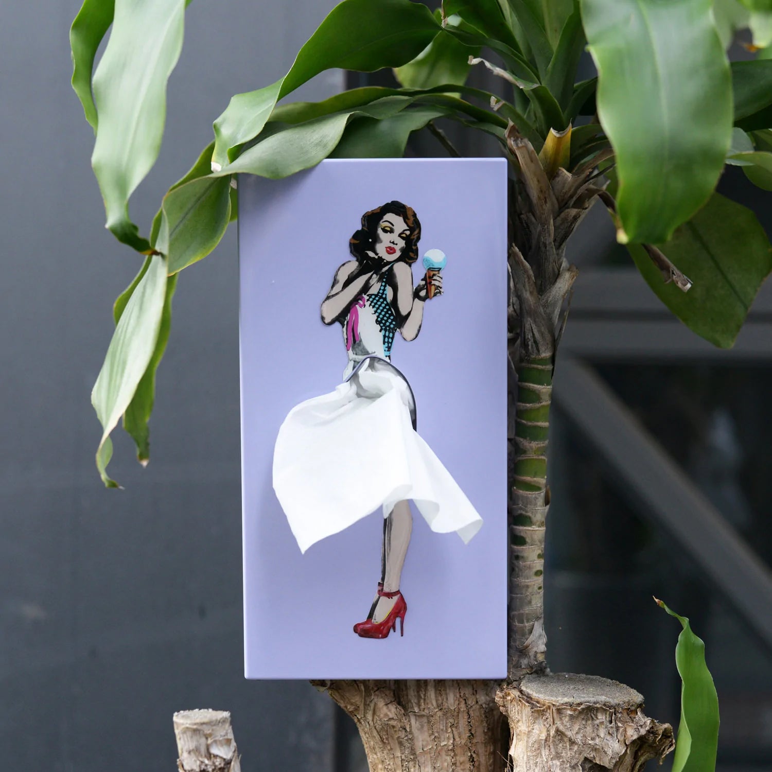 Tissue Up Girl Tissuebox│Purple│Retro Pin Up zakdoekhouder│foto met plant