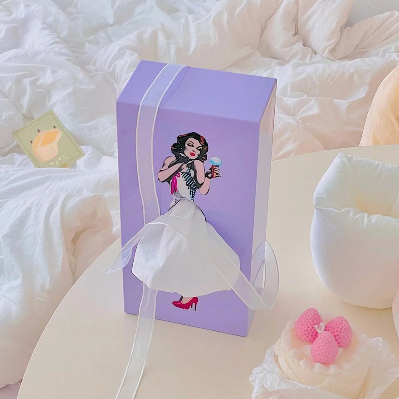 Tissue Up Girl Tissuebox│Purple│Retro Pin Up zakdoekhouder│foto bij bed
