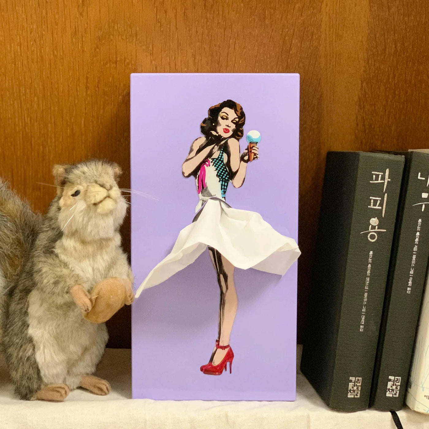 Tissue Up Girl Tissuebox│Purple│Retro Pin Up zakdoekhouder│foto met boeken