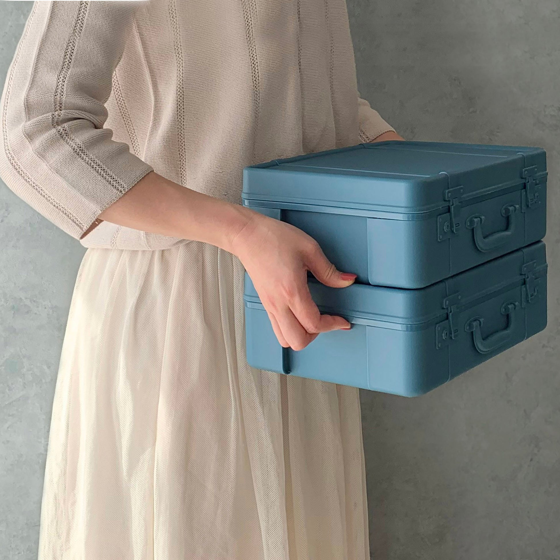 Opbergkoffer Trunk Story Hachiman│Medium Blauw│art. 240464│twee stuks vastgehouden door vrouw