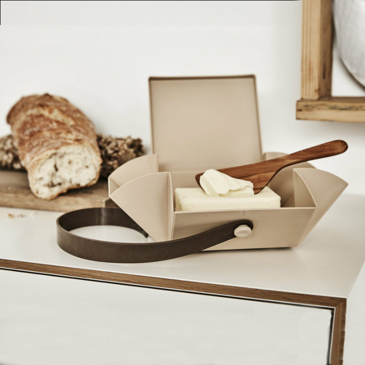 Uhmm 01 Opvouwbare Luchbox Mocca│art 982403│geopend met boter naast brood op snijplank
