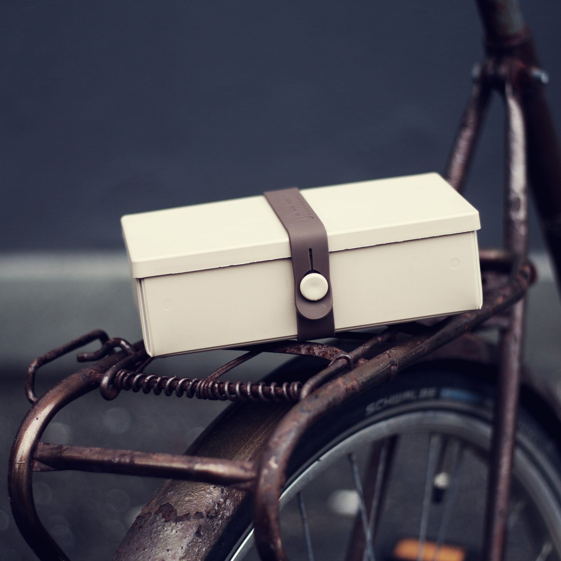 Uhmm 01 Opvouwbare Luchbox Mocca│art 982403│met strap in bruin op bagagedrage fiets