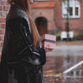 Uhmm 02 Opvouwbare Lunchbox Delicate Pink│art. 981276│in hand van dame met strap in donkergrijs