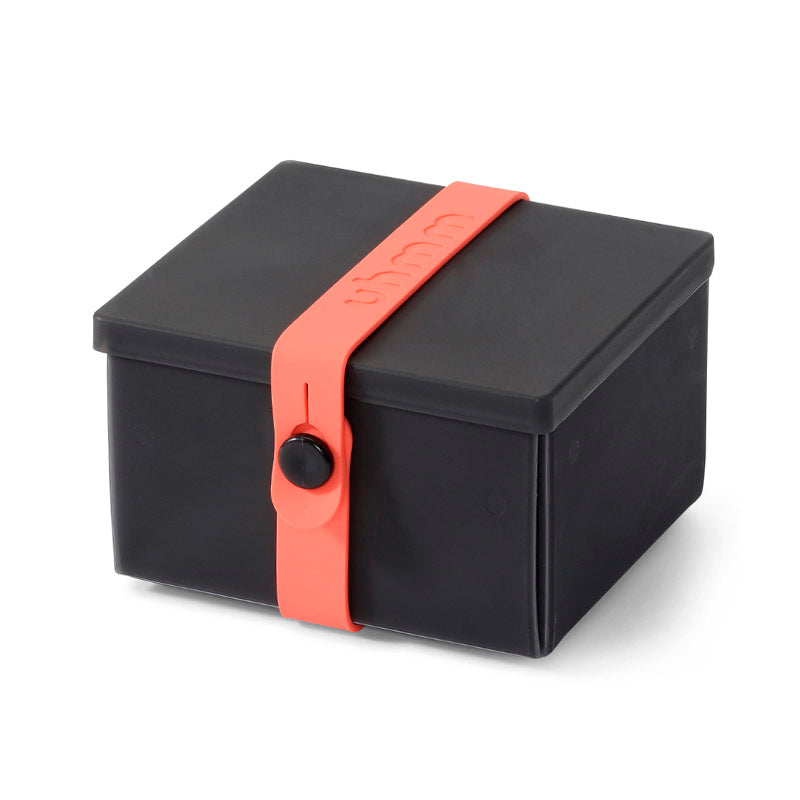 Uhmm 02 Opvouwbare Lunchbox Black Chalk│art. 981279│vooraanzicht met strap Coral Red