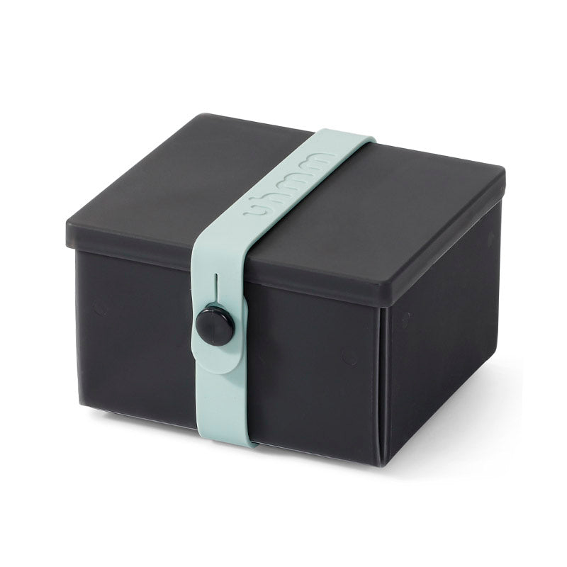 Uhmm 02 Opvouwbare Lunchbox Black Chalk│art. 981279│vooraanzicht met strap Morning Mist
