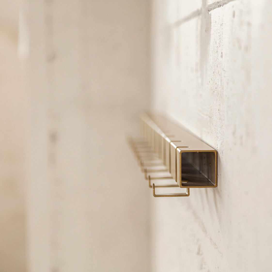 Coatrack by the Meter 20 Goud│wandkapstok│Vij5│zijaanzicht open buis