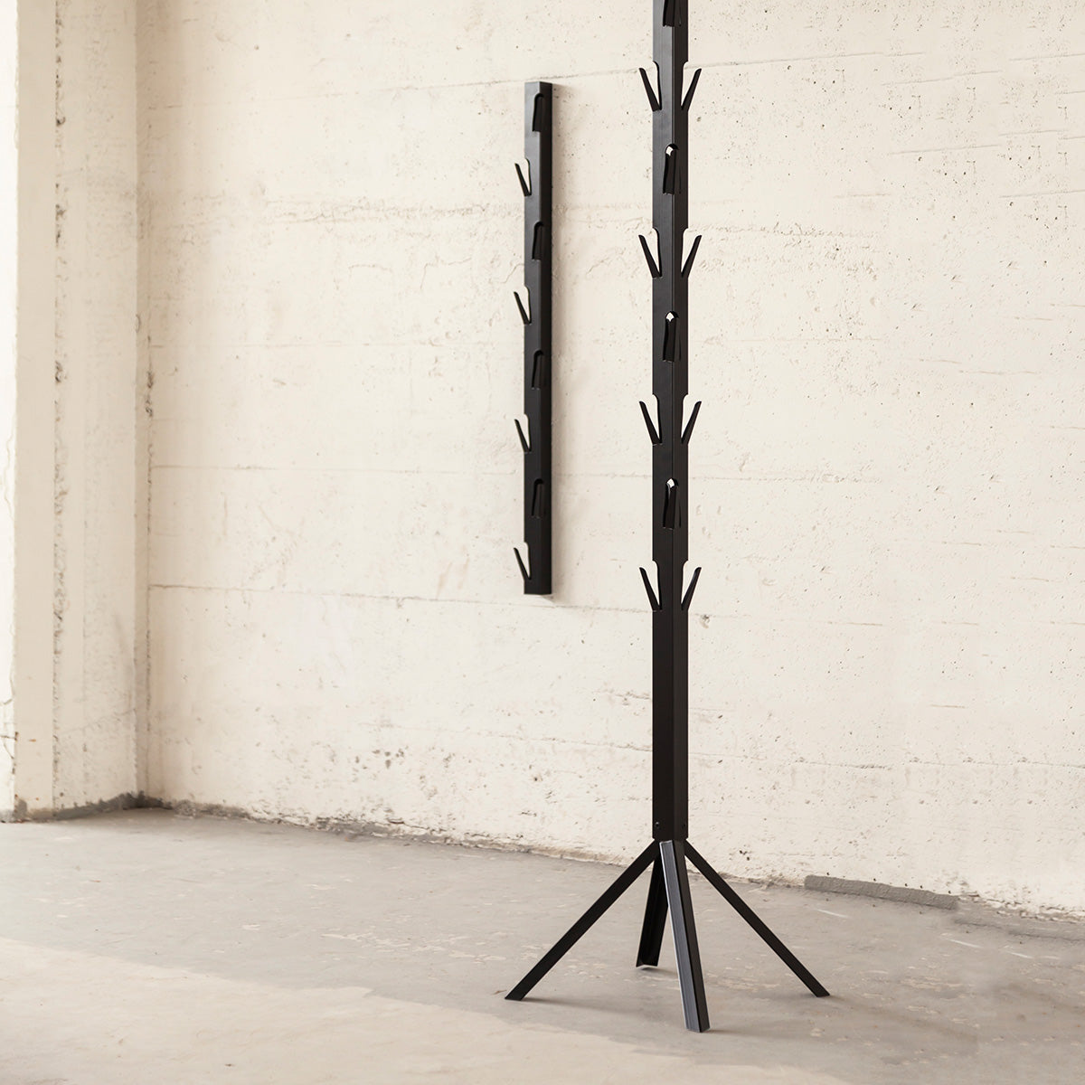 Coatrack by the Meter Verticaal│100cm Zwart│Maarten Baptist voor Vij5│foto met staande kapstok