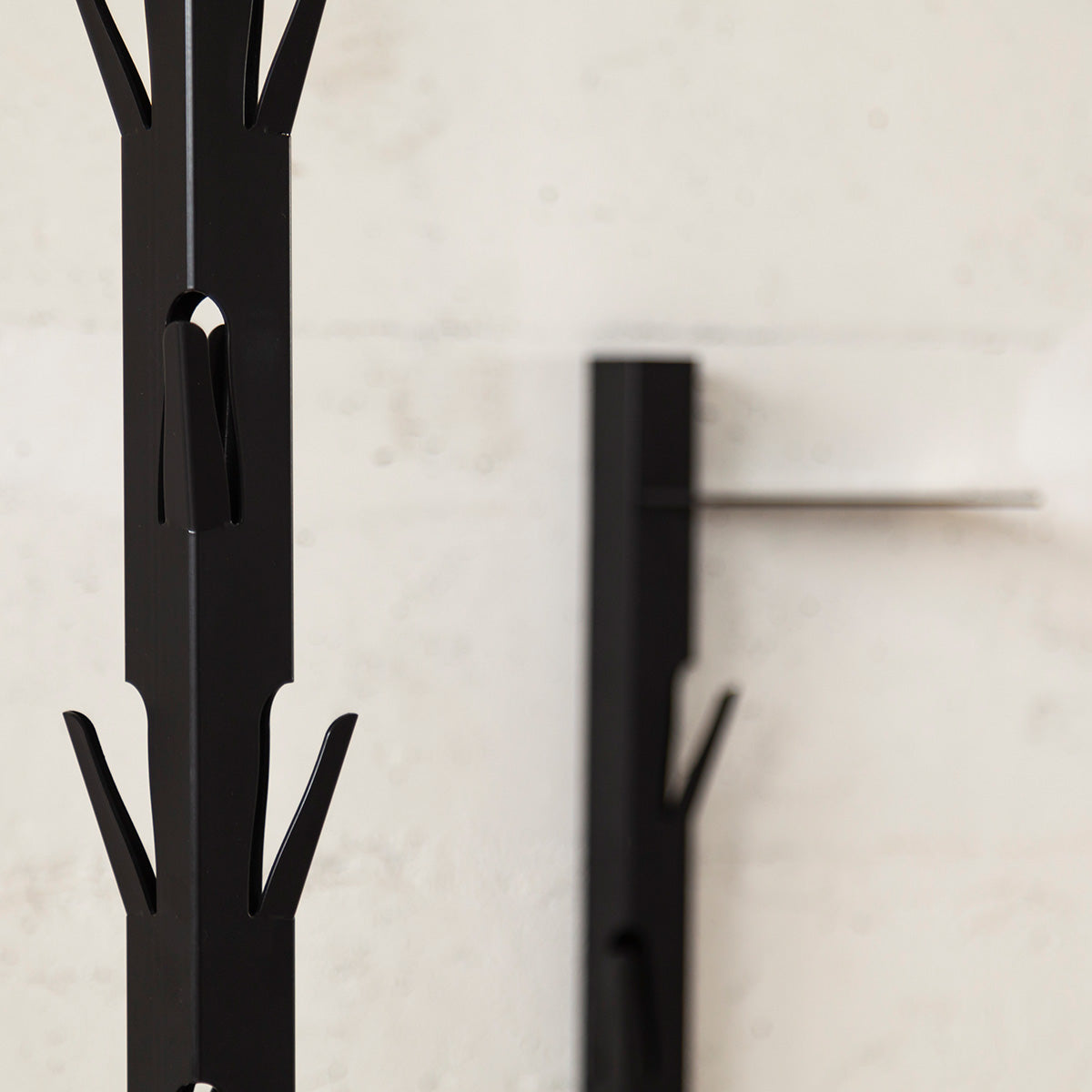 Coatrack by the Meter Verticaal│50cm met Plankje Zwart│Maarten Baptist voor Vij5│foto met stenen wand achtergrond