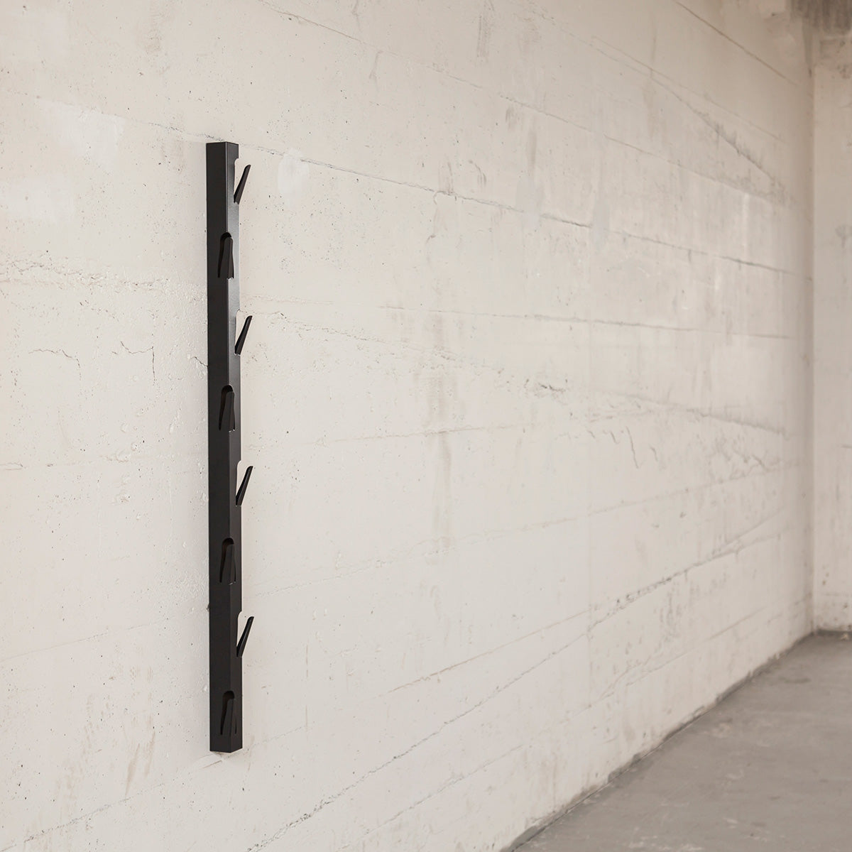 Coatrack by the Meter Verticaal│100cm Zwart│Maarten Baptist voor Vij5│foto aan stenen wand