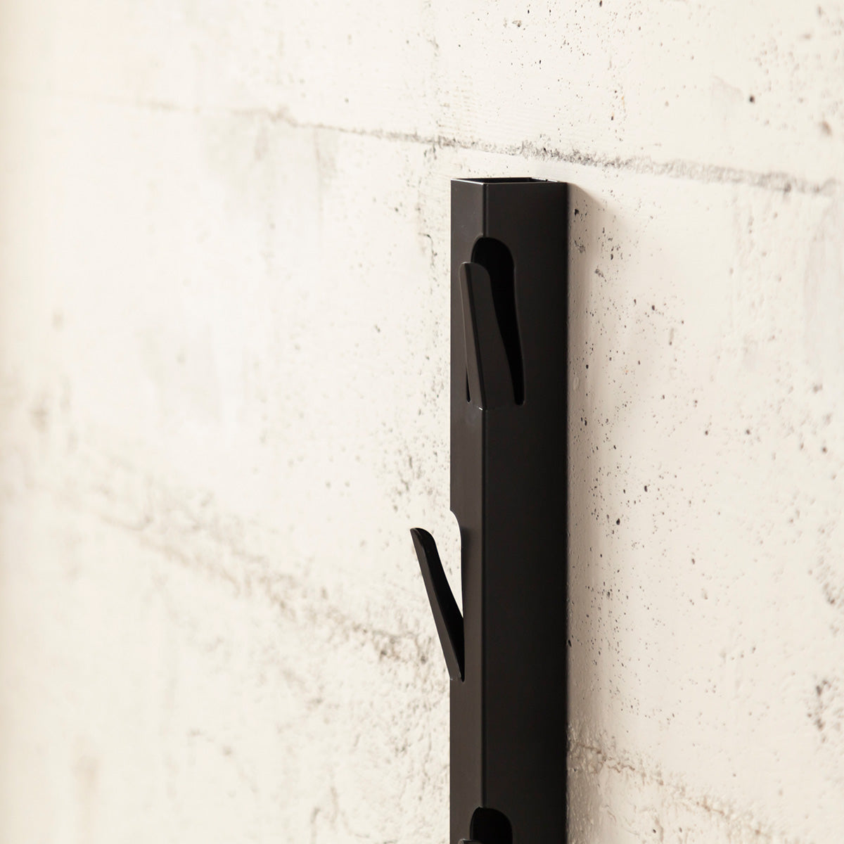 Coatrack by the Meter Verticaal│100cm Zwart│Maarten Baptist voor Vij5│detail haakjes