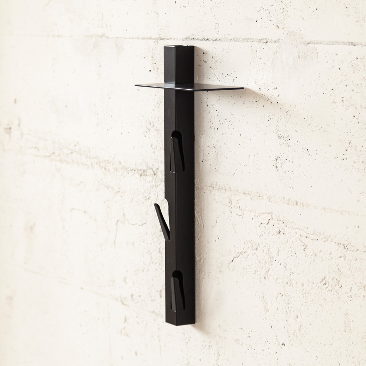 Coatrack by the Meter Verticaal│50cm met Plankje Zwart│Maarten Baptist voor Vij5│foto tegen stenen wand