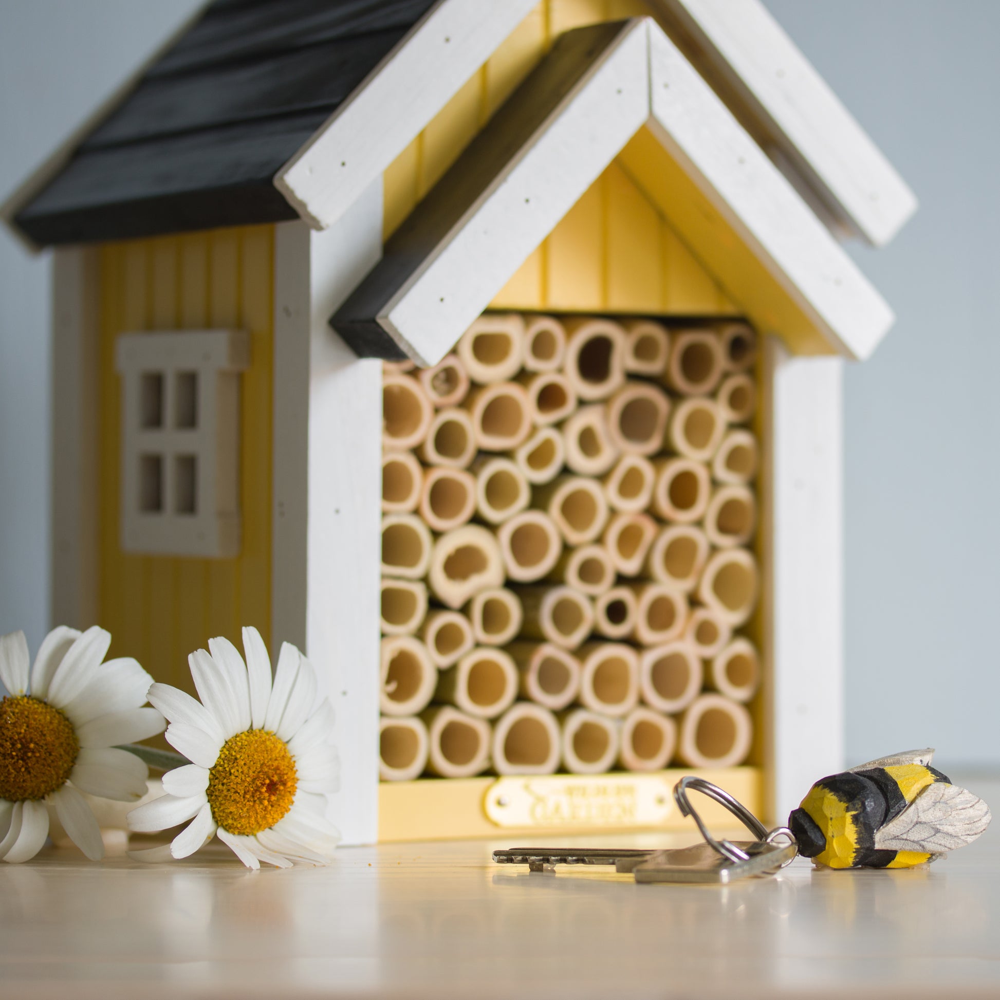 Bijennest Houten Huis Geel│Bee Nest Wildlife Garden│art. WG312│staand op tafel met sleutelhanger bij
