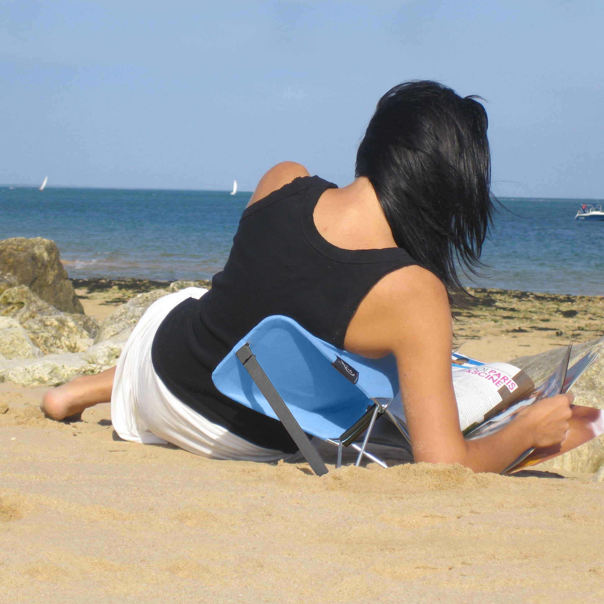 Y-ply • Opvouwbaar Strandstoeltje • Beach Lounger • Y-Ply is de ideale metgezel om te relaxen aan het strand of in het park. Gebruik hem als ondersteuning voor je hoofd, rug, arm of voeten. Voor elke positie biedt hij veel comfort. Dit opvouwbare strandstoeltje is gemakkelijk mee te nemen in de bijgeleverde tas.