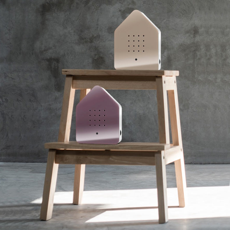 Zwitscherbox Classic Taupe│Vogelgeluiden│Relaxound│art. 11ZBX0101014│samen met Mauve op houten trapje
