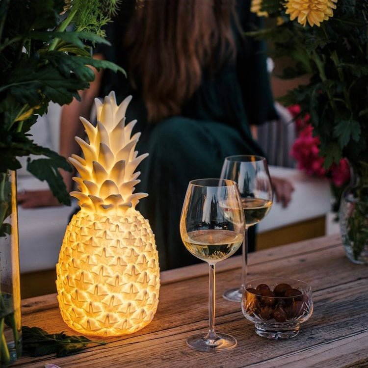 Piñacolada Lamp • Goodnight Light • Buitenverlichting • Designmarket.today • Haal tropische sferen in huis met deze coole Piñacolada lamp van het Spaanse merk Goodnight Light. Deze oplaadbare buitenlamp in de vorm van een ananas zorgt voor de perfecte sfeerverlichting tijdens een zomeravond in je tuin. Maar ook binnen is hij een ware eyecatcher. Uitgerust met een dimbare 7-kleurige LED-module.
