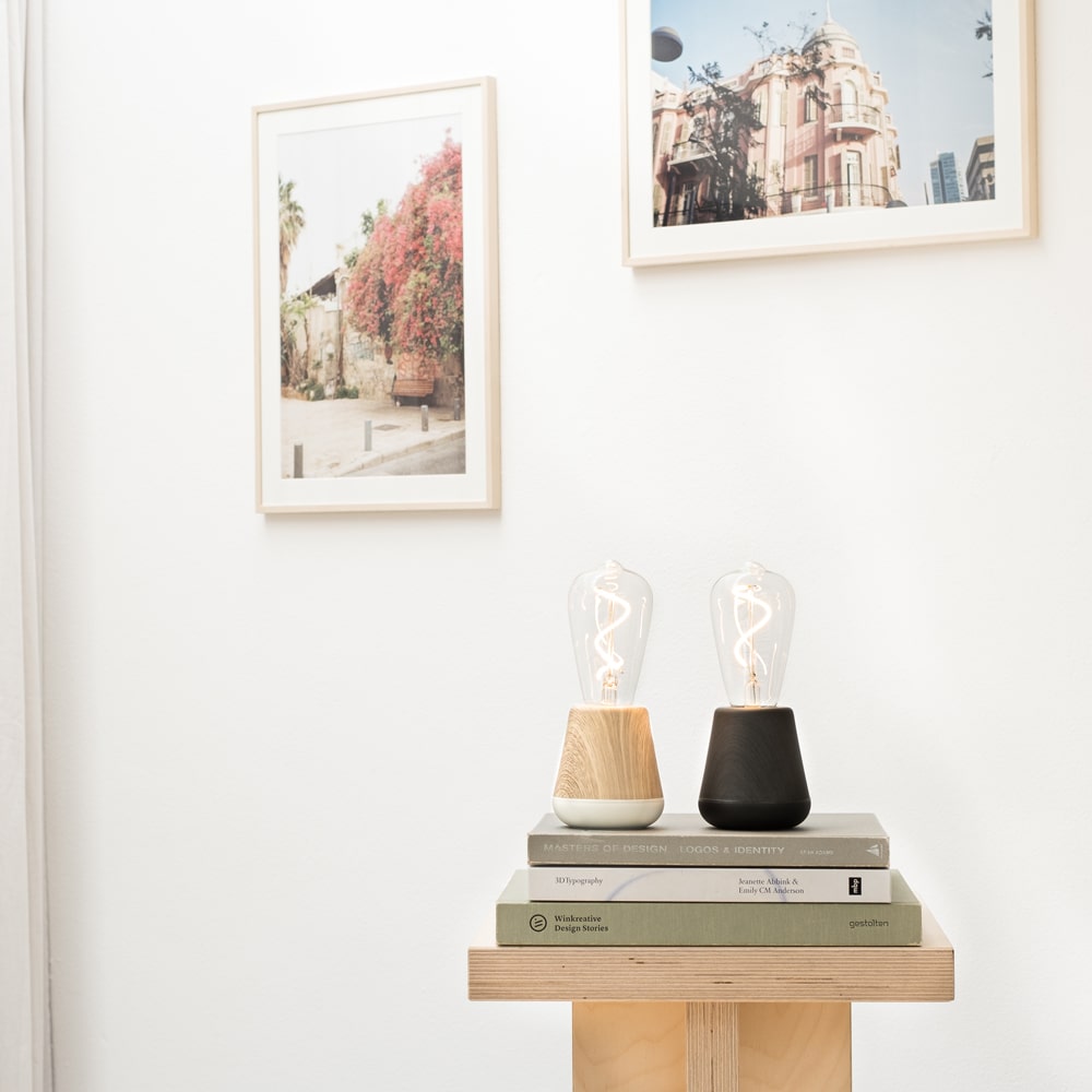 Humble One Oplaadbare tafellamp Eiken│Draadloos│Humble Lights│art. HUMTL00110│samen met Black wood op boekentafeltje