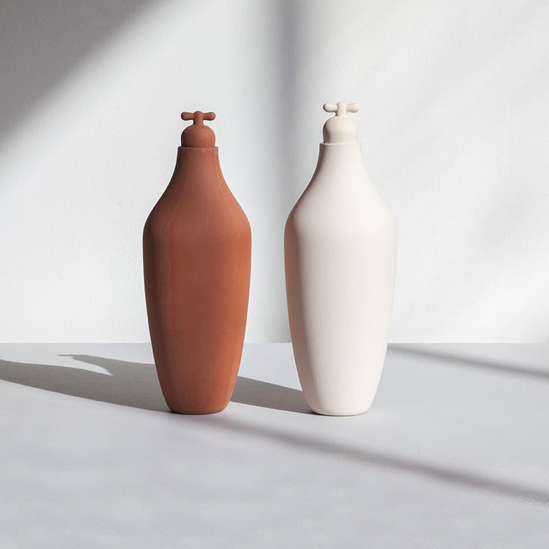 Tap Water Carafe Medium│Dune Water│Vij5│terracotta en wit naast elkaar