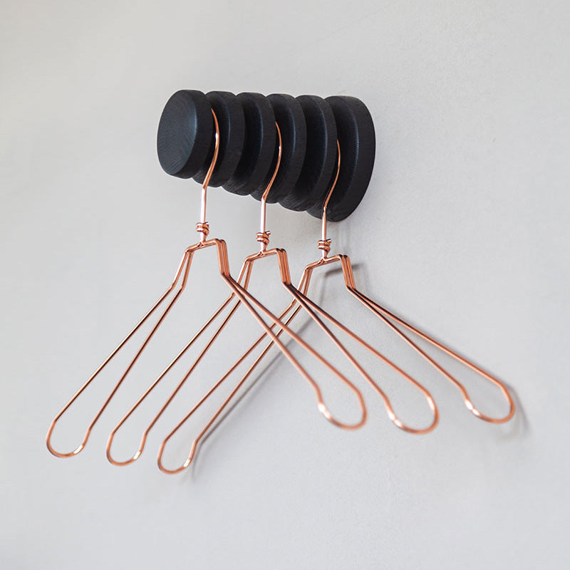 Wandhaak Alf Eiken Zwart│Vij5│Gustav Rosén│aan wand met koperen hangers