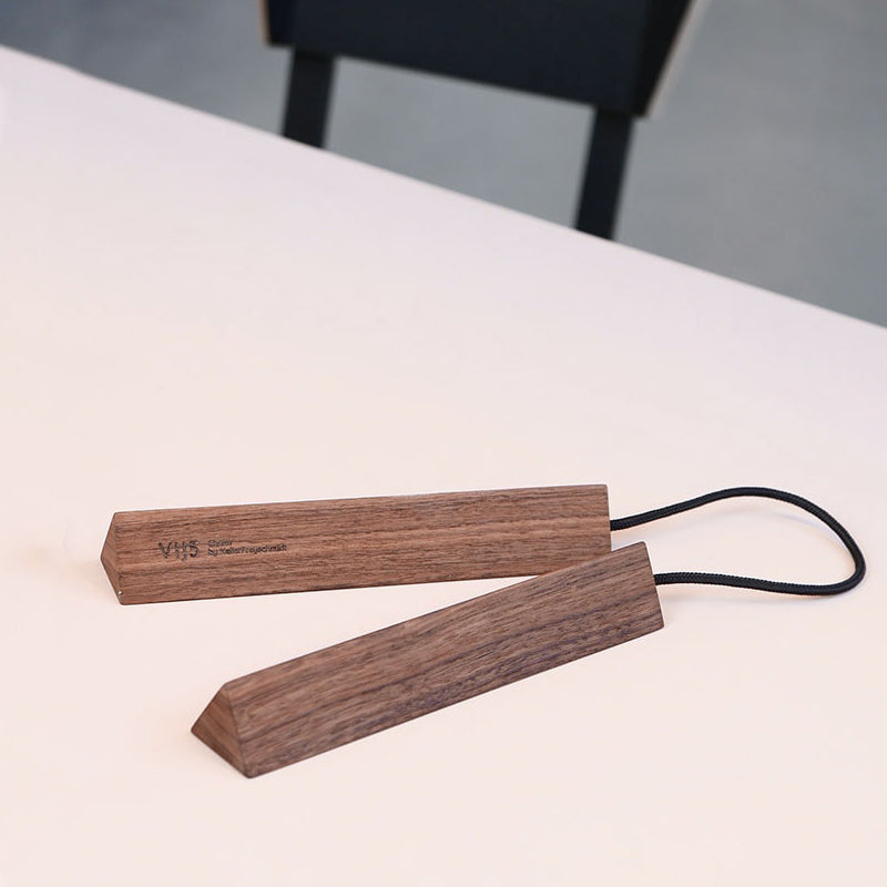 Chaku Onderzetter Notenhout & Rood│KellerFreyschmidt│Vij5│liggend op witte tafel