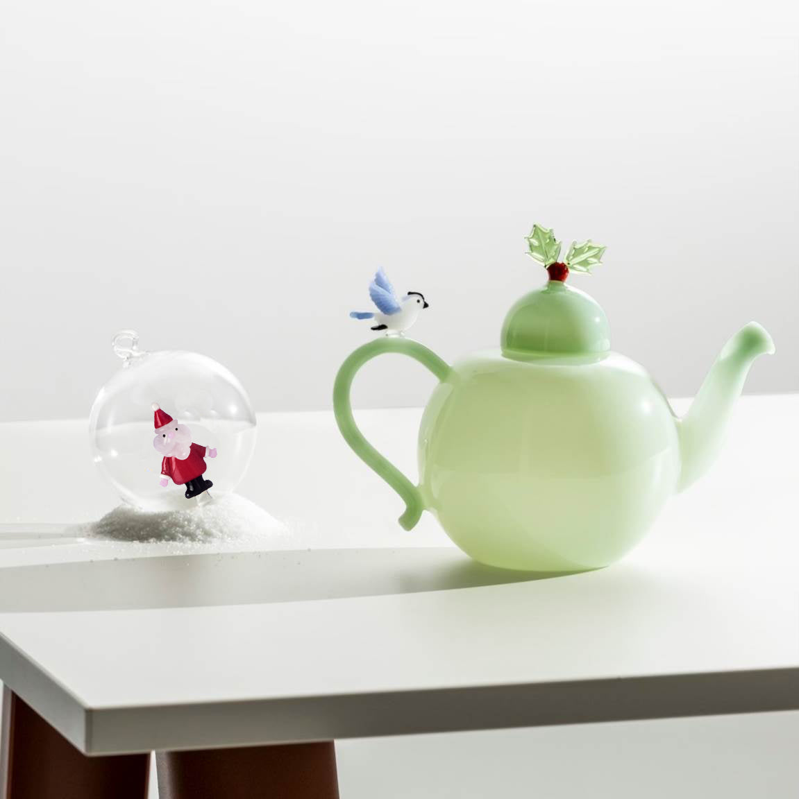 Kerstbal Christmas Tales│Kerstman│Ichendorf Milano│art. 352.095.25│liggend op nepsneeuw naast theepot