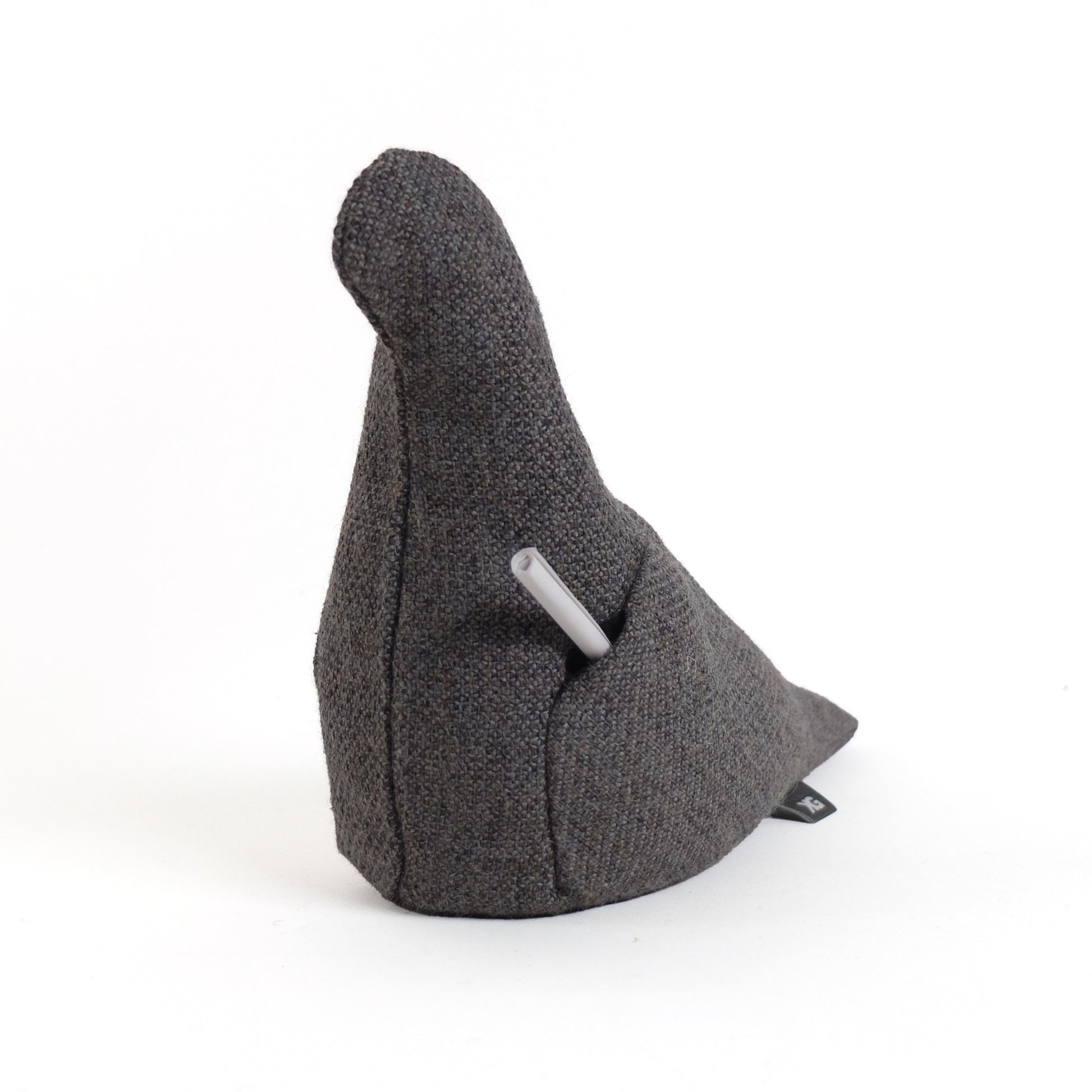 Pigeon Service nr. 20 Christien Meindertsma│Stoffen Duif│vooraanzicht met briefje postduif