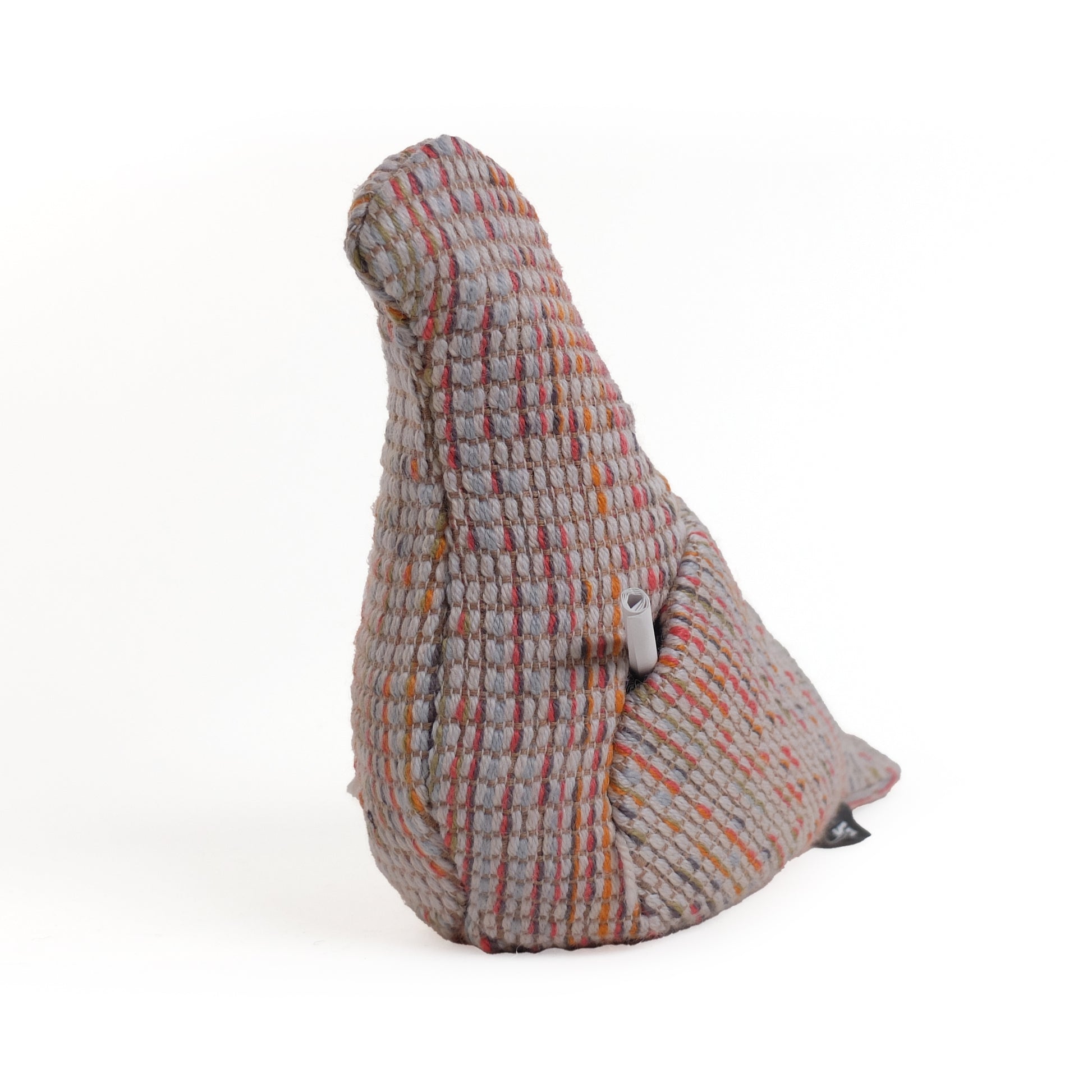 Pigeon Service nr. 19 Christien Meindertsma│Stoffen Duif│voorkant schuin met briefje postduif