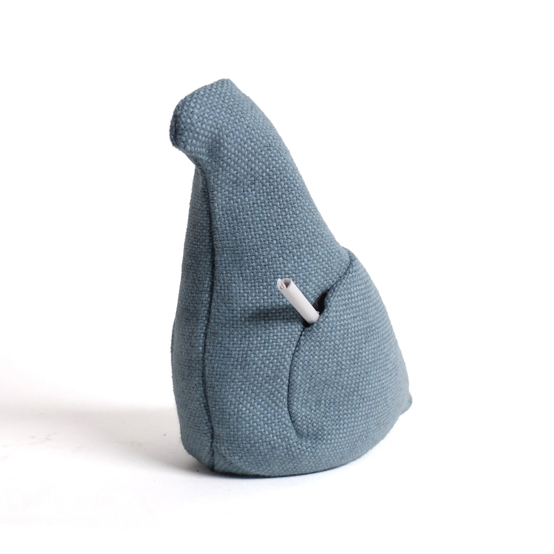 Pigeon Service nr. 19│Stoffen Duif│vookrnat schuin met briefje postduif