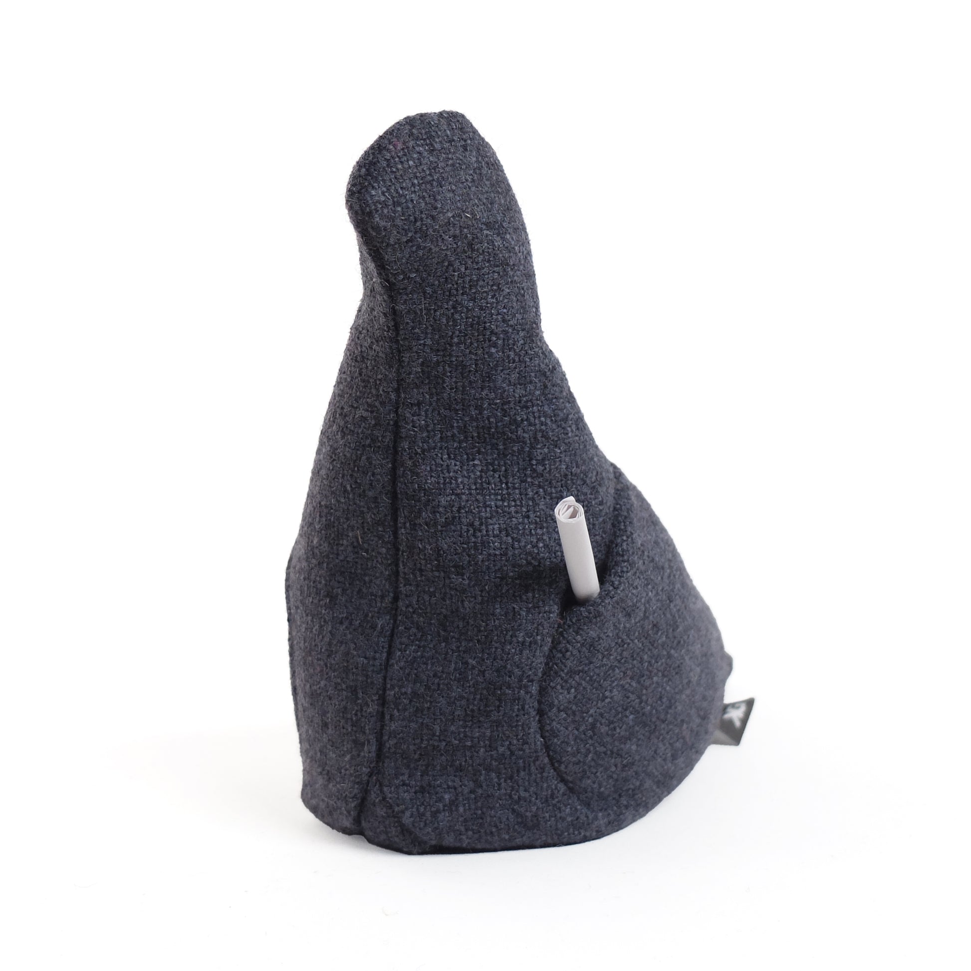 Pigeon Service nr. 4 Christien Meindertsma│Stoffen Duif│vooraanzicht met briefje postduif