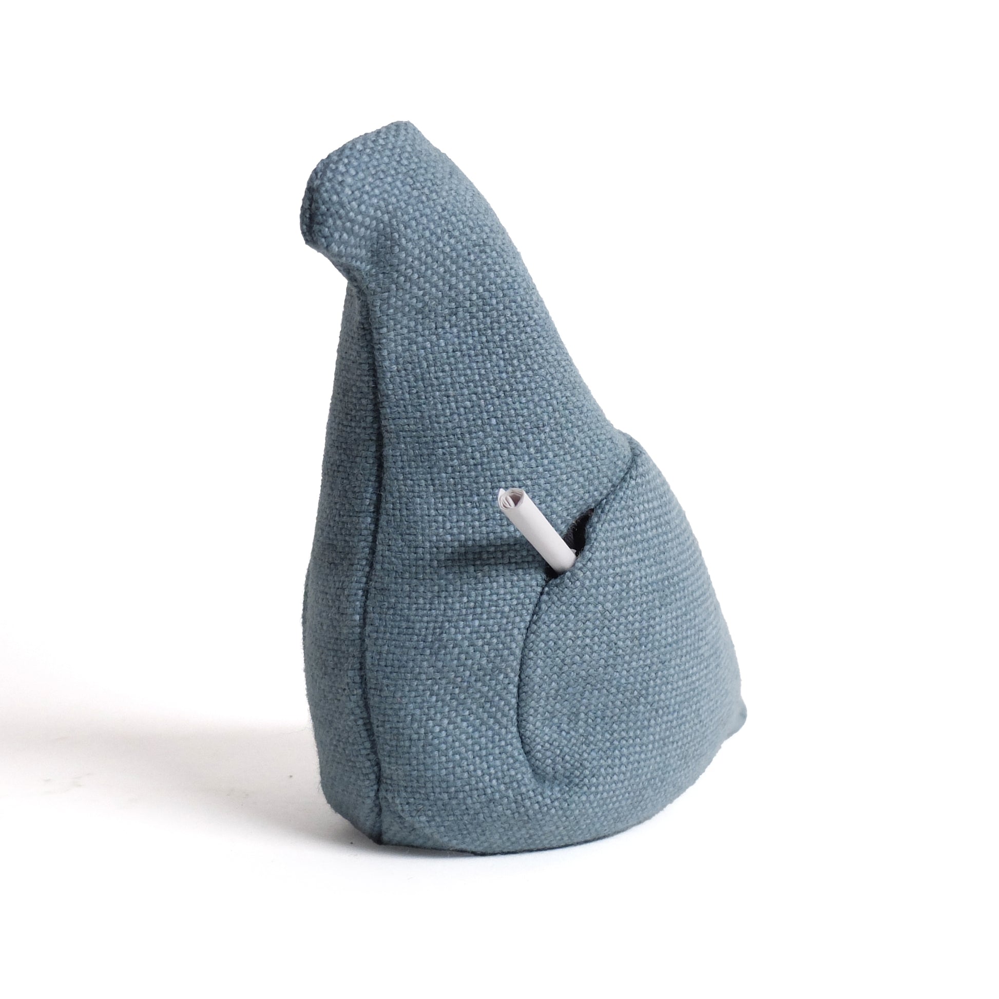 Pigeon Service nr. 13 Christien Meindertsma│voorkant schuin met briefje postduif