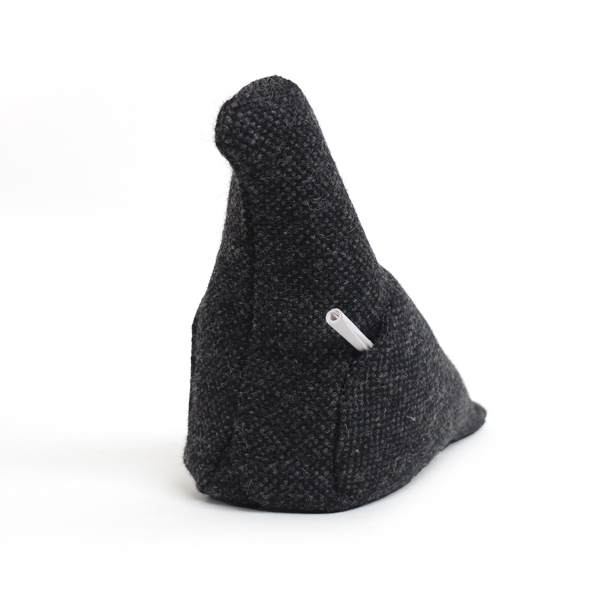 Pigeon Service nr.23│Stoffen Duif - Christien Meindertsma│voorkant schuin met briefje postduif