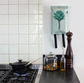 Blusdeken Artisjok Naaais│Fire Blanket│art. FB01ART│in keuken naast gasfornuis en pepermolen