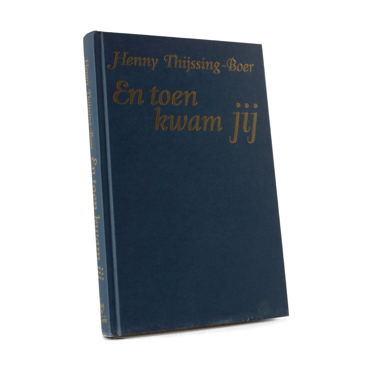 About Blanks notitieboek van de blauwe linnen kaft van En toen kwam jij van Henny Thijssing-Boer, vooraanzicht schuin