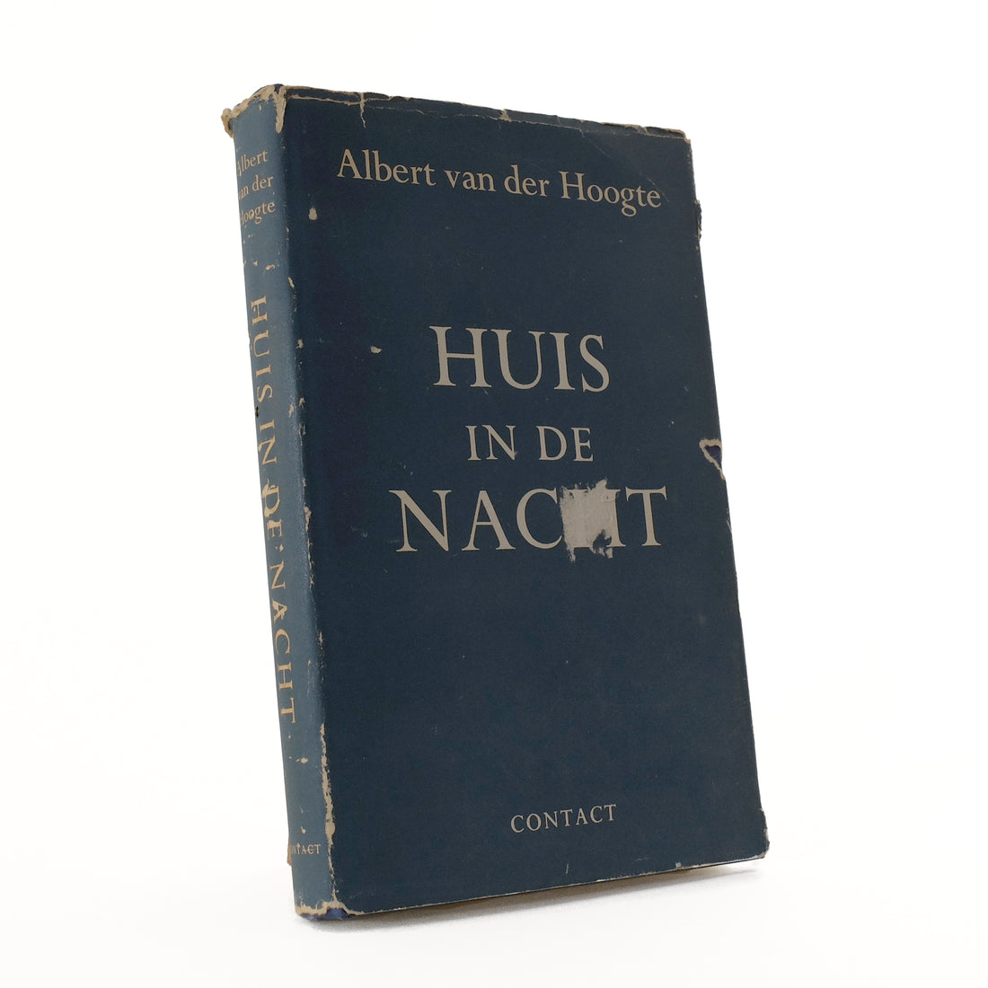 About Blanks notitieboek van de blauwe papieren omslag van Huis in de nacht van Albert van der Hoogte, vooraanzicht schuin