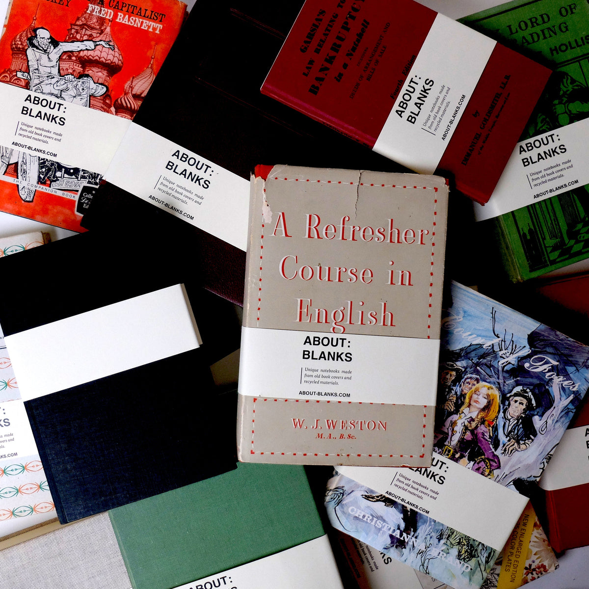 Verschillende About Blanks notitieboeken van oude boekkaften, liggend