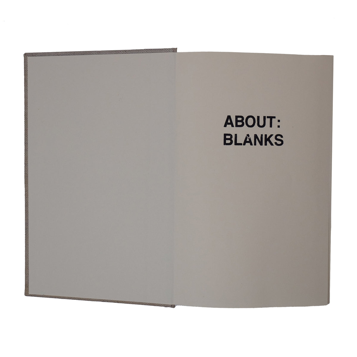 Binnenkant van een About Blanks notitieboek met blanco schetspapier in een lichte crèmetint