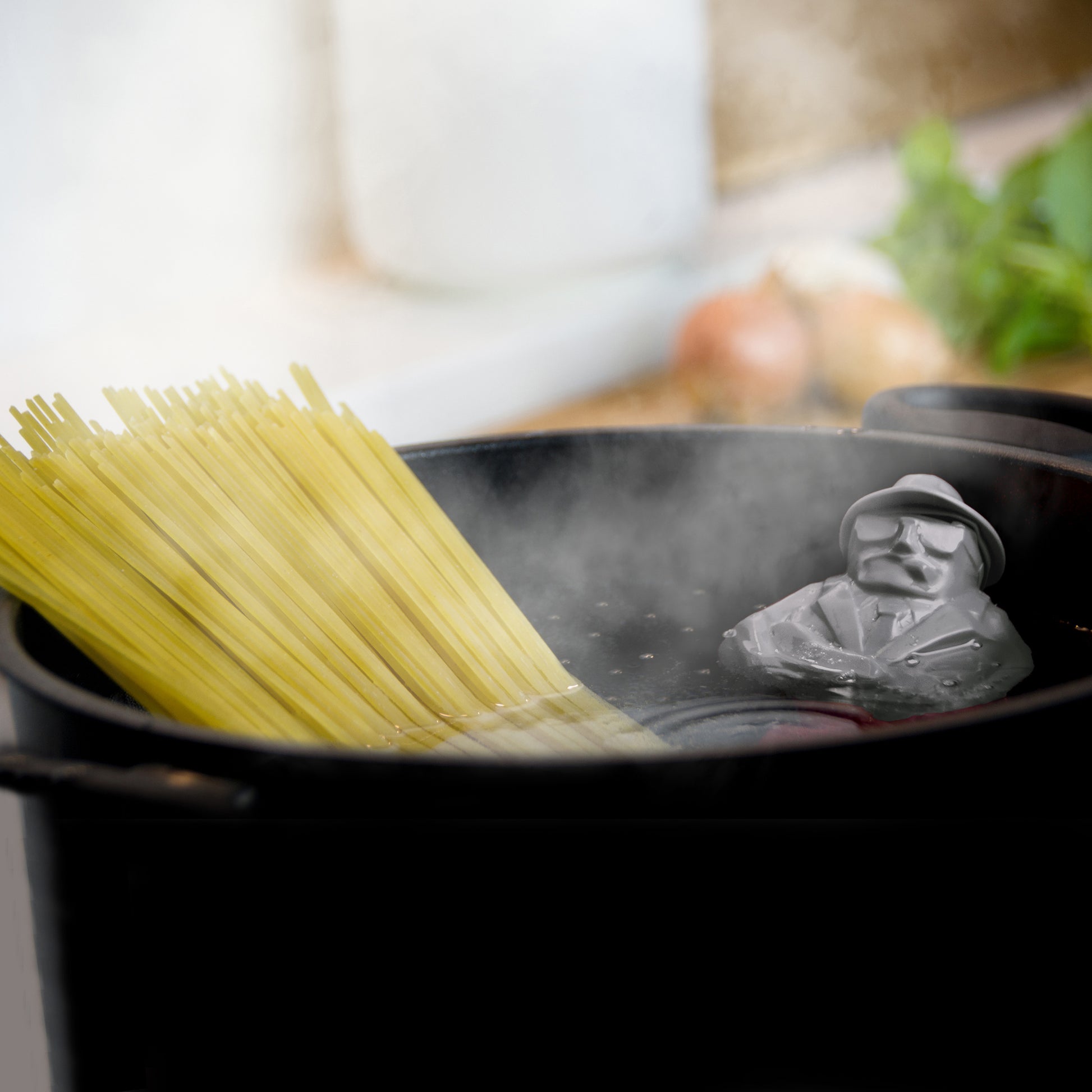 Al Dente Pastakoker Taupe Brainstream│art. A006460│in pan met spaghetti