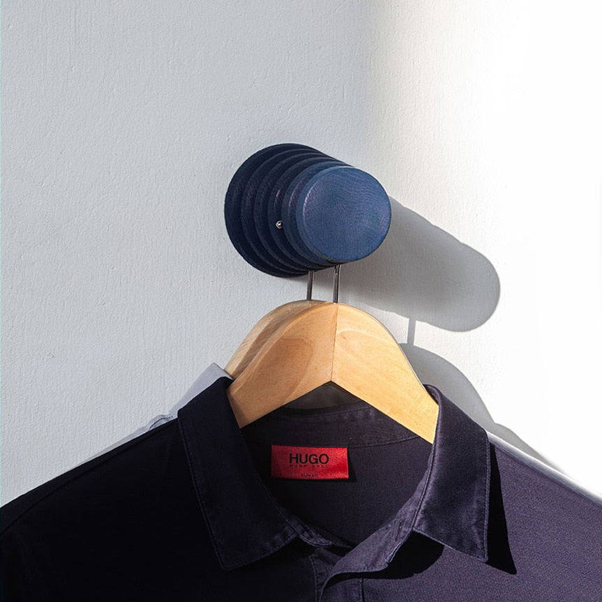 Alf Wandhaak Essenhout Diep Rood│Vij5│blauwe versie aan wand met hemd