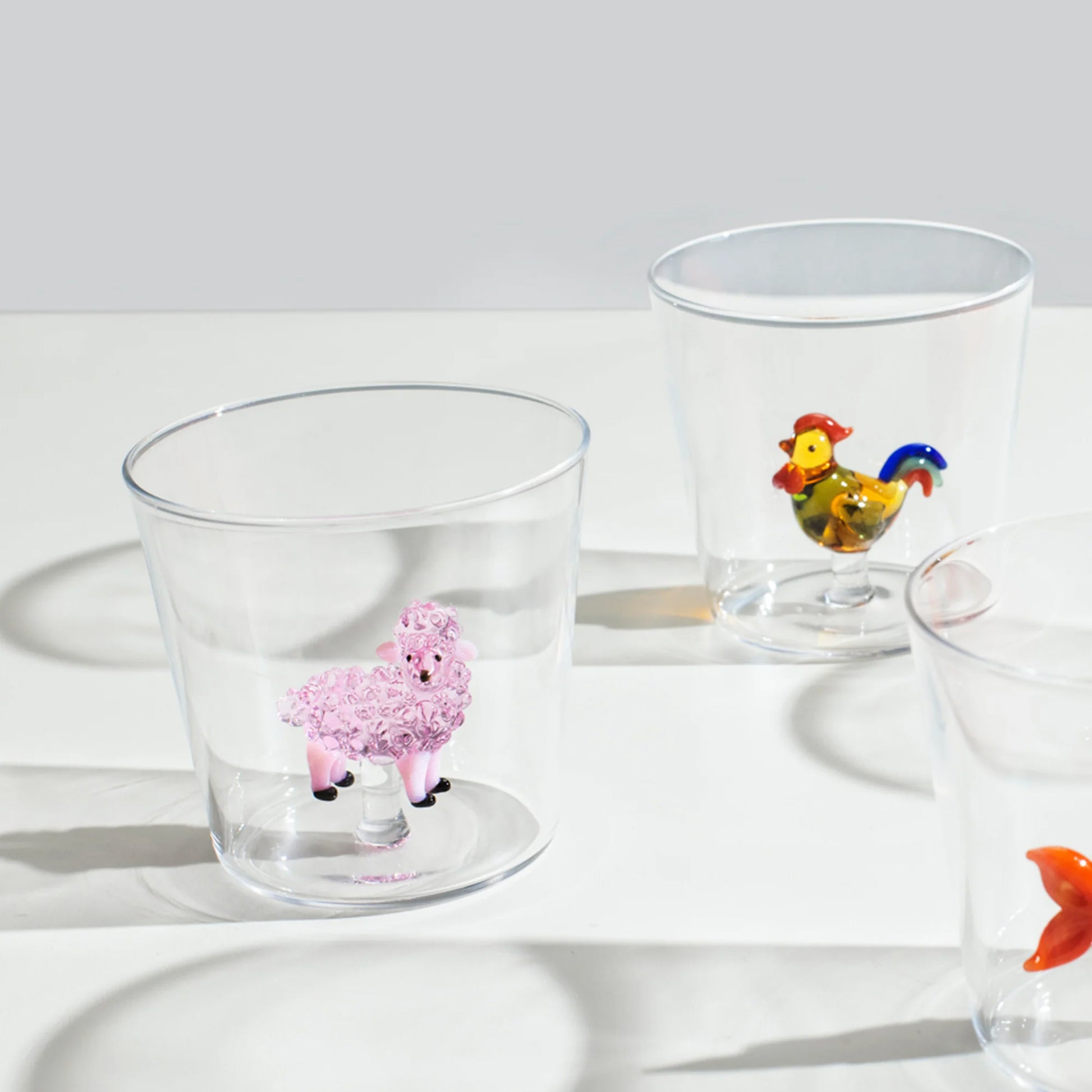 Tumbler Animal Farm Ichendorf Milano│roze schaap en Haan naast elkaar op tafel