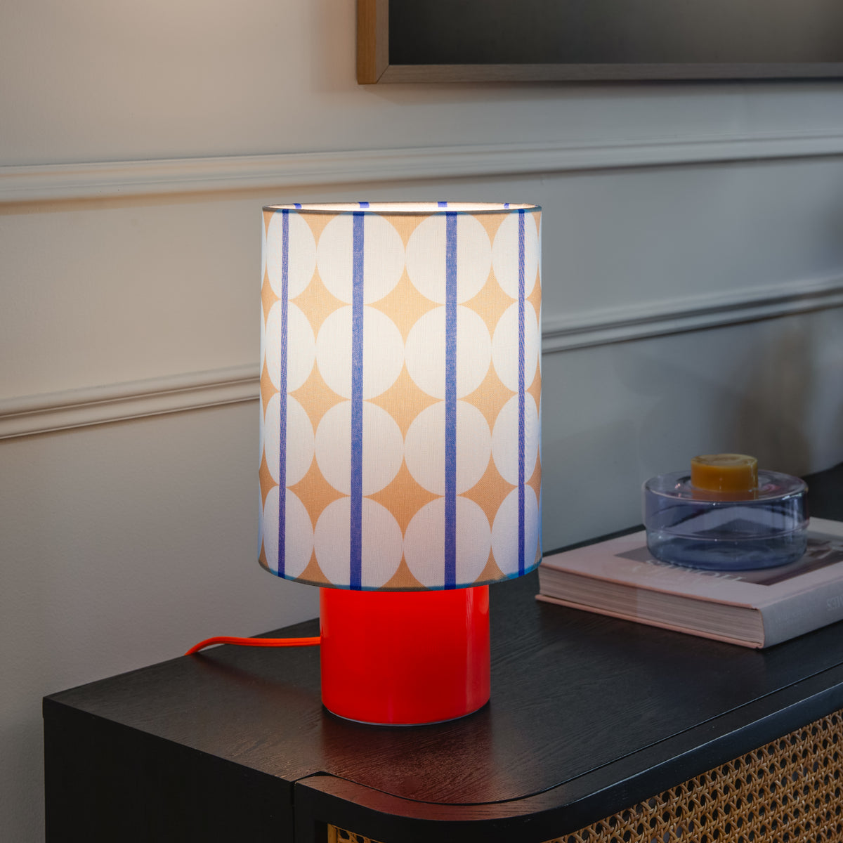 Remember Aurora Keramische Tafellamp | Orb | art. LKL02 | op een dressoir met het licht aan