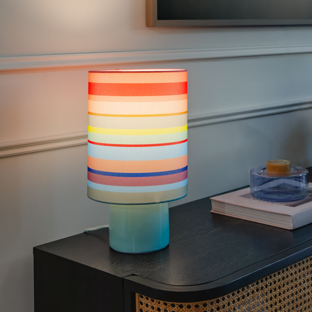 Remember Aurora Keramische Tafellamp | Stripes | art. LKL03 | op een dressoir met het licht aan