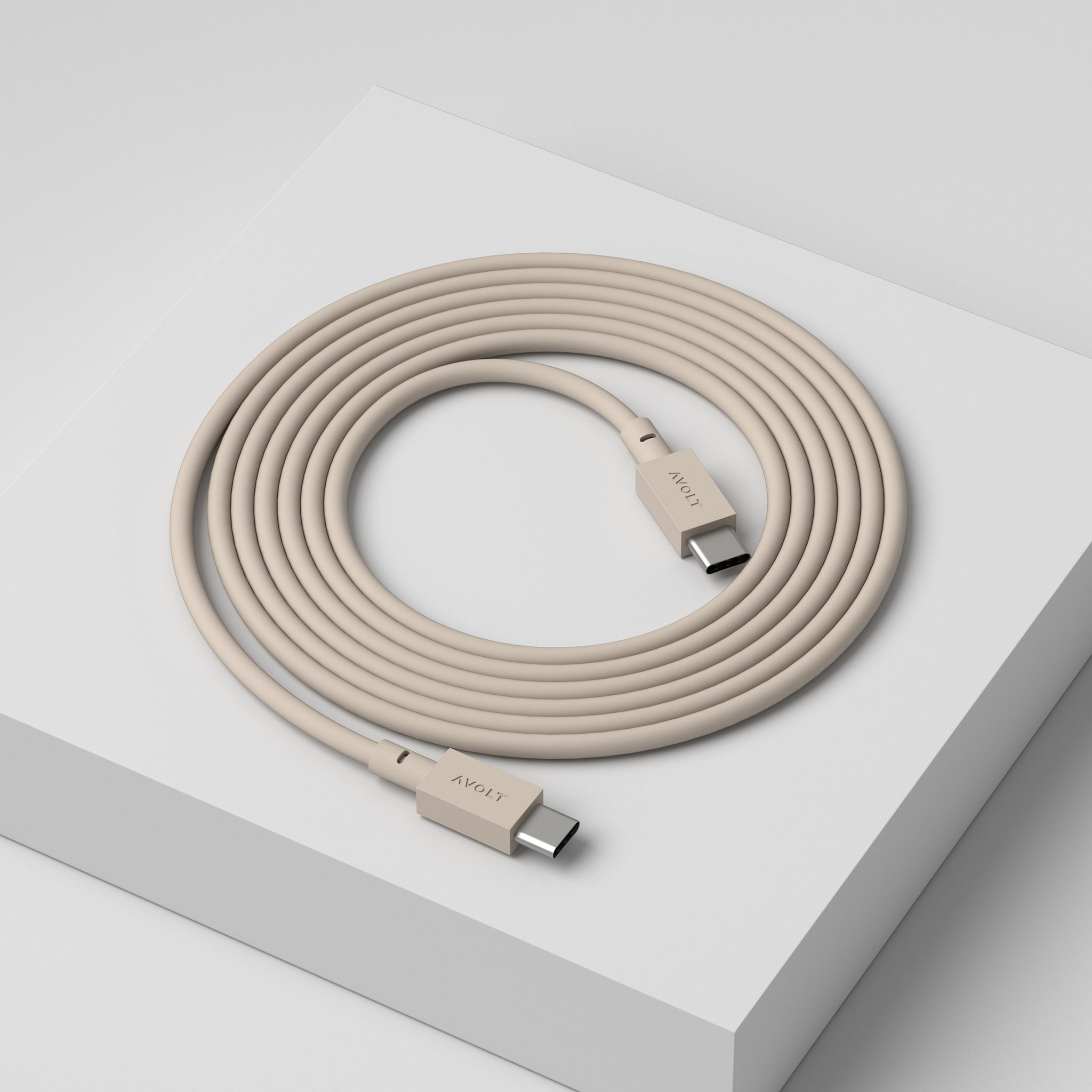 Avolt Cable 1 Nomad Sand│Oplaadkabel USB-C│art. C1CC-IN60-18BE│opgerold op houten blok bovenaanzicht schuin