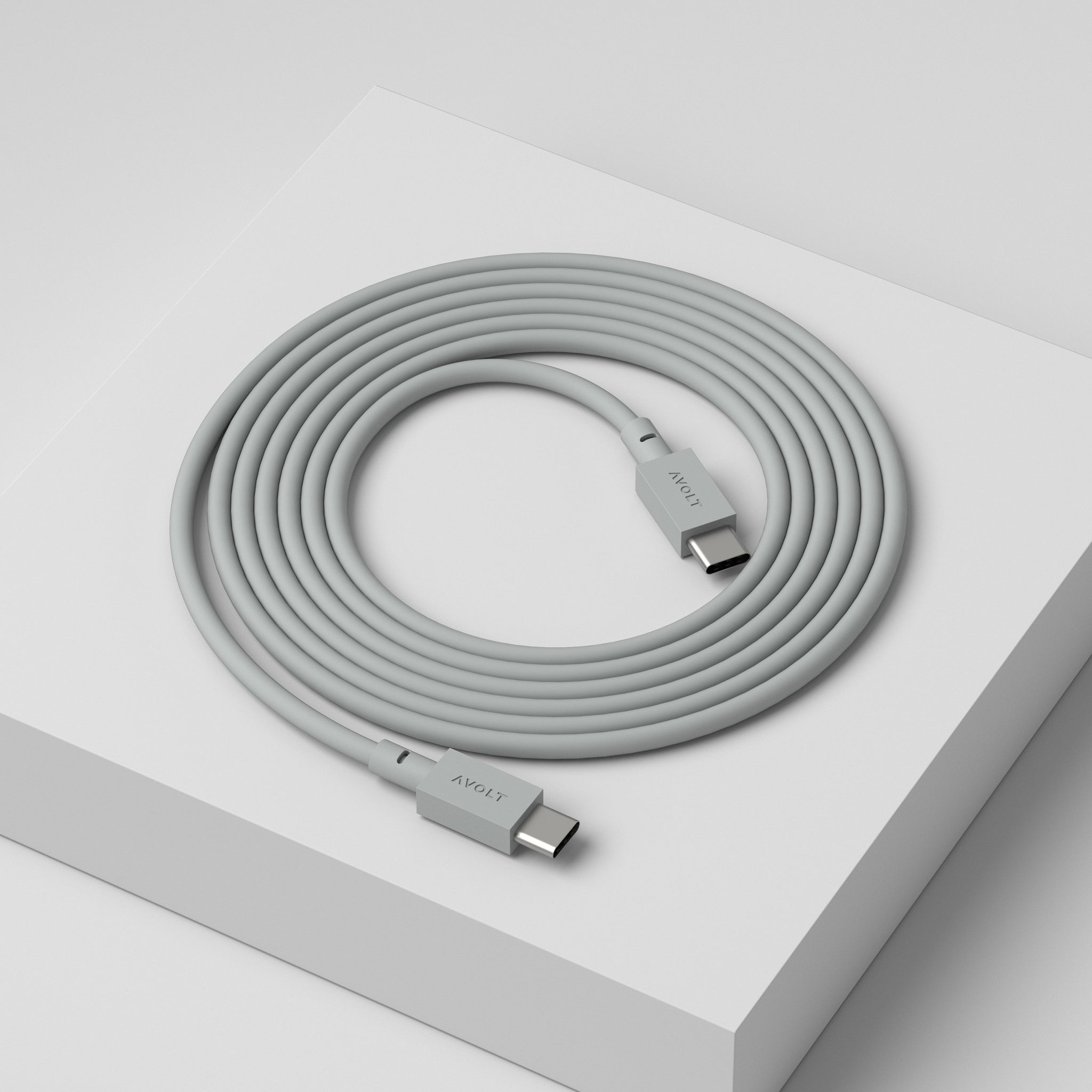 Avolt Cable 1 Oplaadkabel USB-C naar USB-C│Gotland Grey│art. C1CC-IN60-18GG│op gerold op houten blok bovenaanzicht schuin