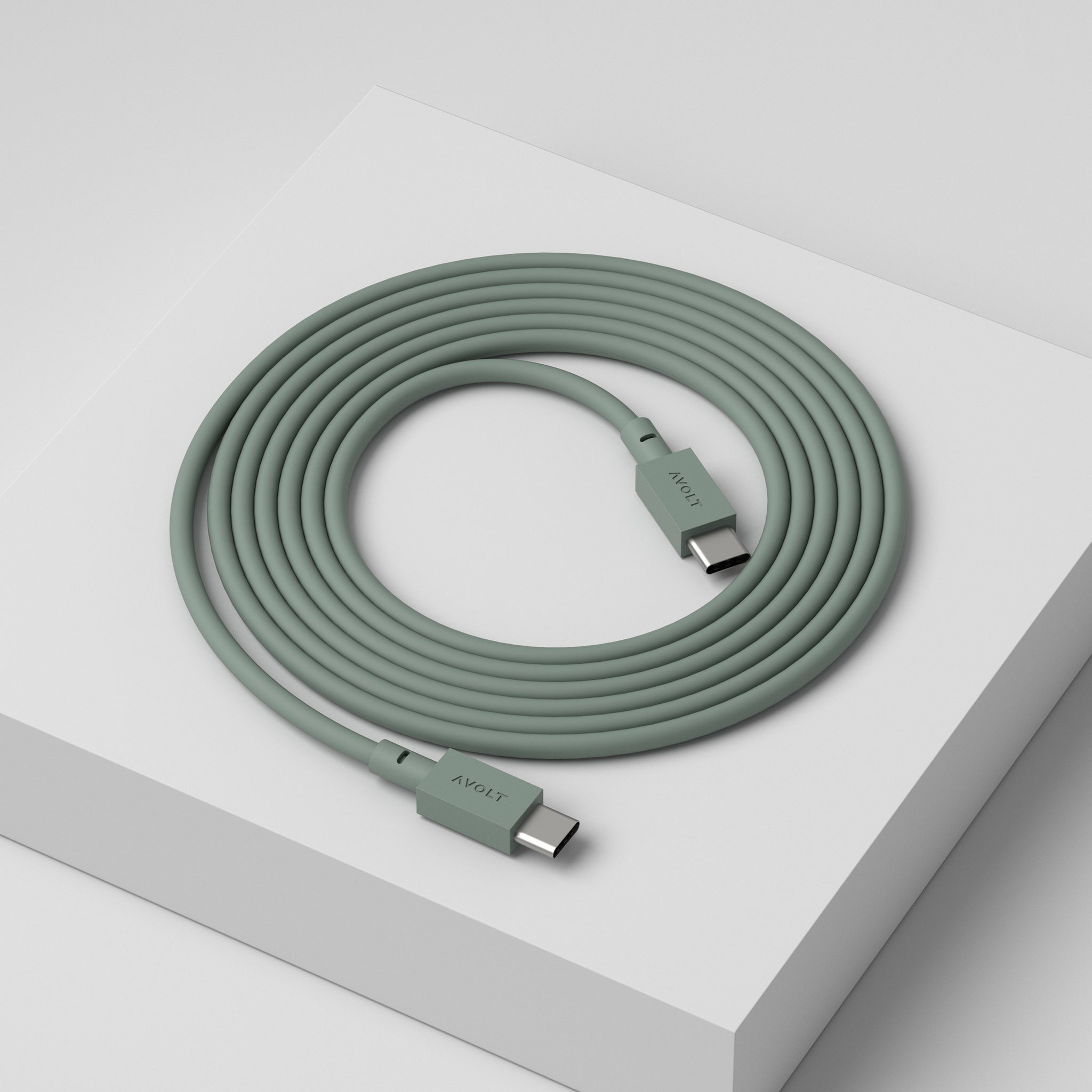 Avolt Cable 1 Oak Green│Oplaadkabel USB-C │art. C1CC-IN60-18OG │opgerold op houten blok bovenaanzicht schuin