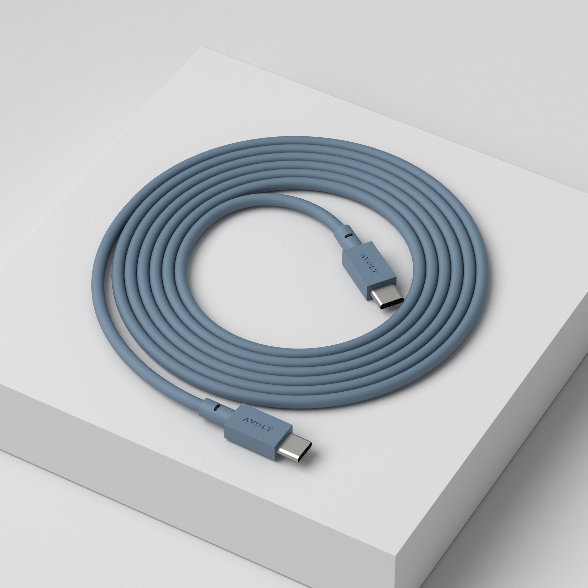 Avolt Cable 1 Shark Blue│Oplaadkabel USB-C│art. C1CC-IN60-18SHB│opgerold op houten blok bovenaanzicht schuin