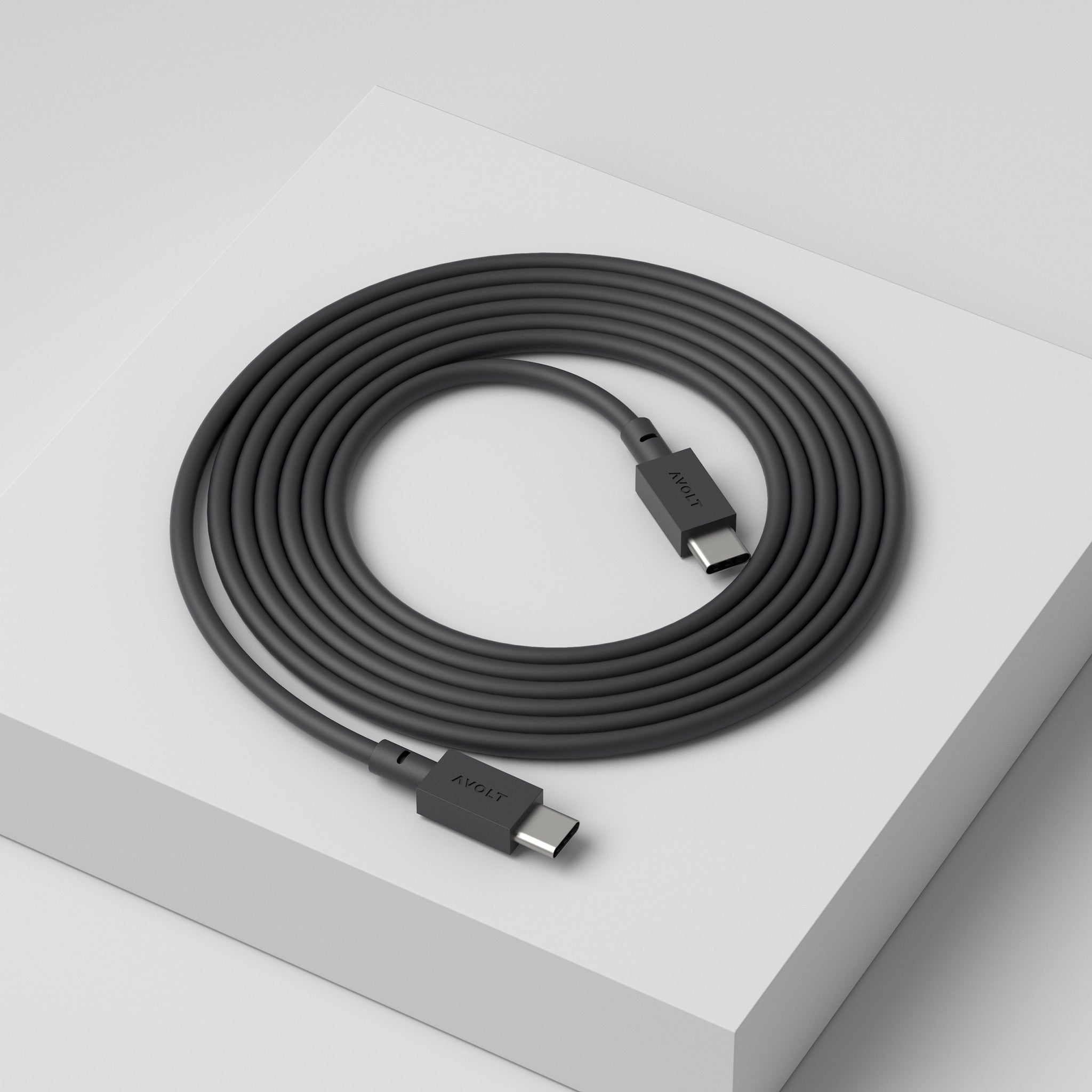 Avolt Cable 1 Oplaadkabel USB-C naar USB-C│atockholm Black│art. C1CC-IN60-18SB│opgerold op wit blok schuin bovenaanzicht